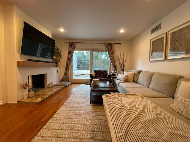 Building Photo - Large home with private yard