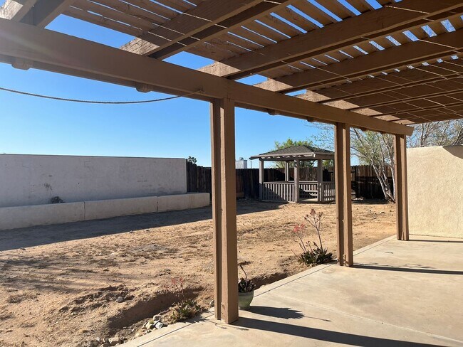 Building Photo - 4 Bedrooms 2 Bathroom home available in Victorville!!
