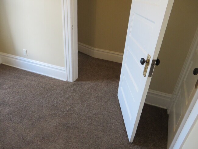 Building Photo - 5 Bedroom Home in the very core of Downtown (West Central, Downtown)