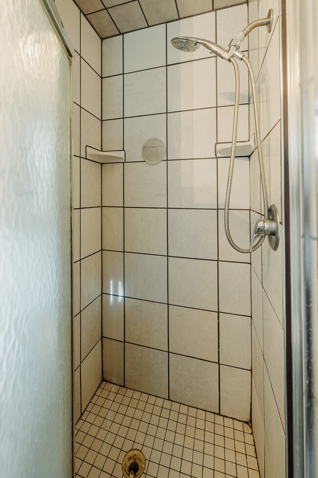 Building Photo - 610 E 54th St