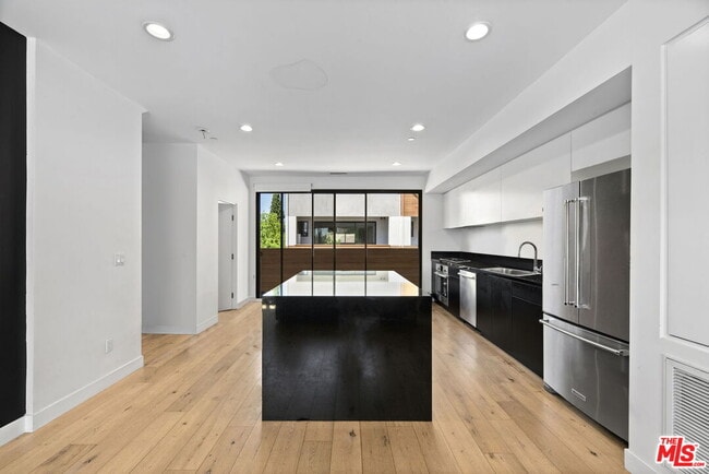 Building Photo - 866 S Wilton Pl