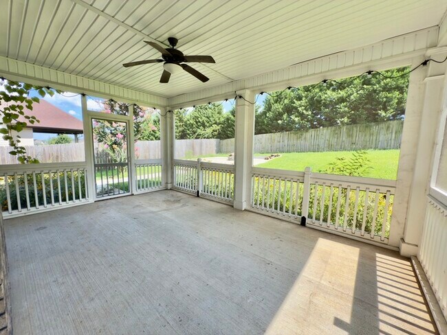 Building Photo - 532 Larkspur Dr