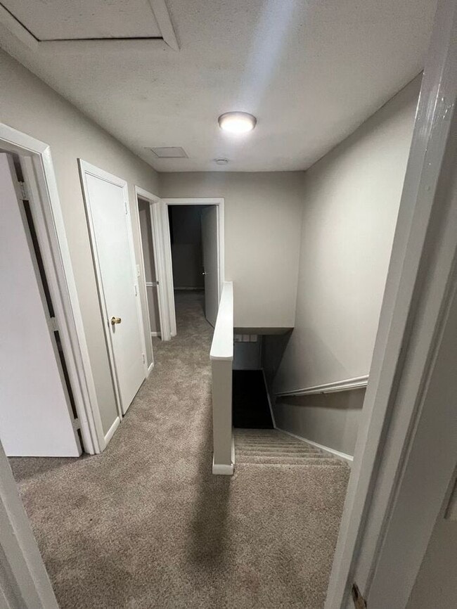 Building Photo - NOW READY!!! 3 bed 1.5 bath TOWNHOME!!