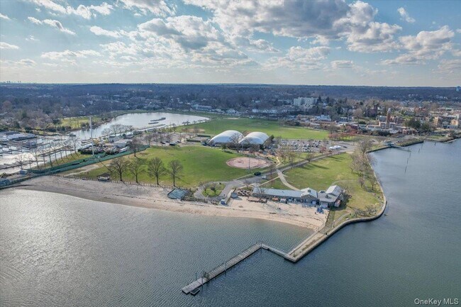 Building Photo - 116 Soundview Ave