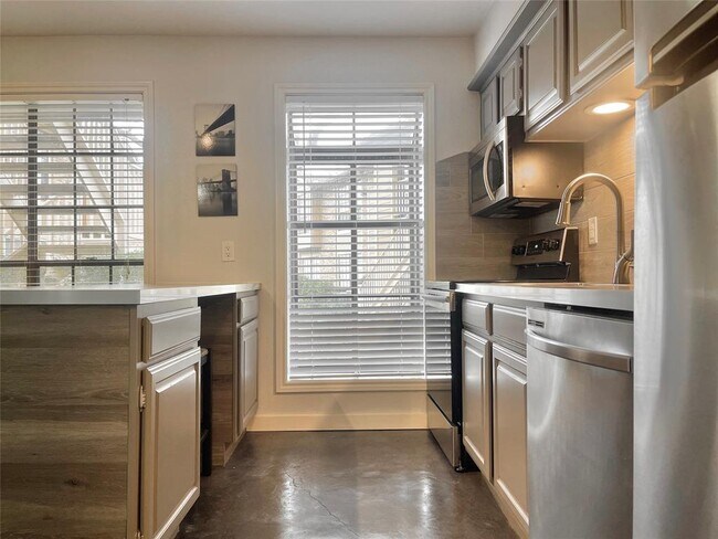 Building Photo - 1311 Antoine Dr