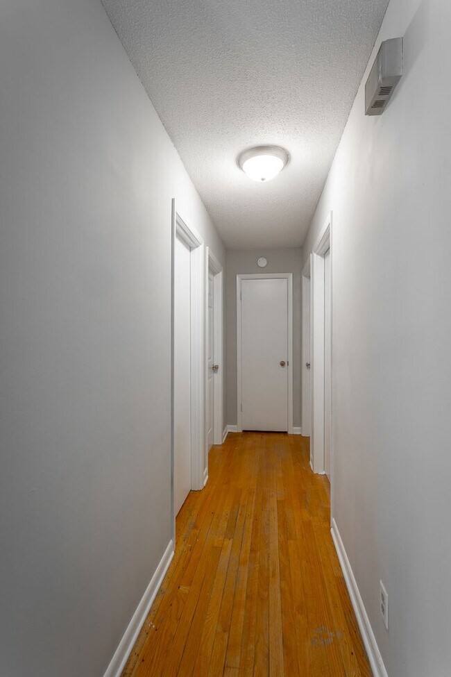 Building Photo - 3 Bedroom Home Close to All