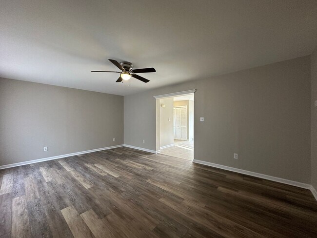 Building Photo - New Carpet and Fresh Paint!