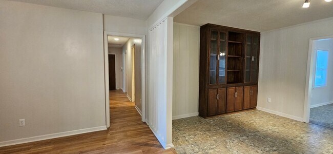 Building Photo - 1511 Shrewsbury Dr
