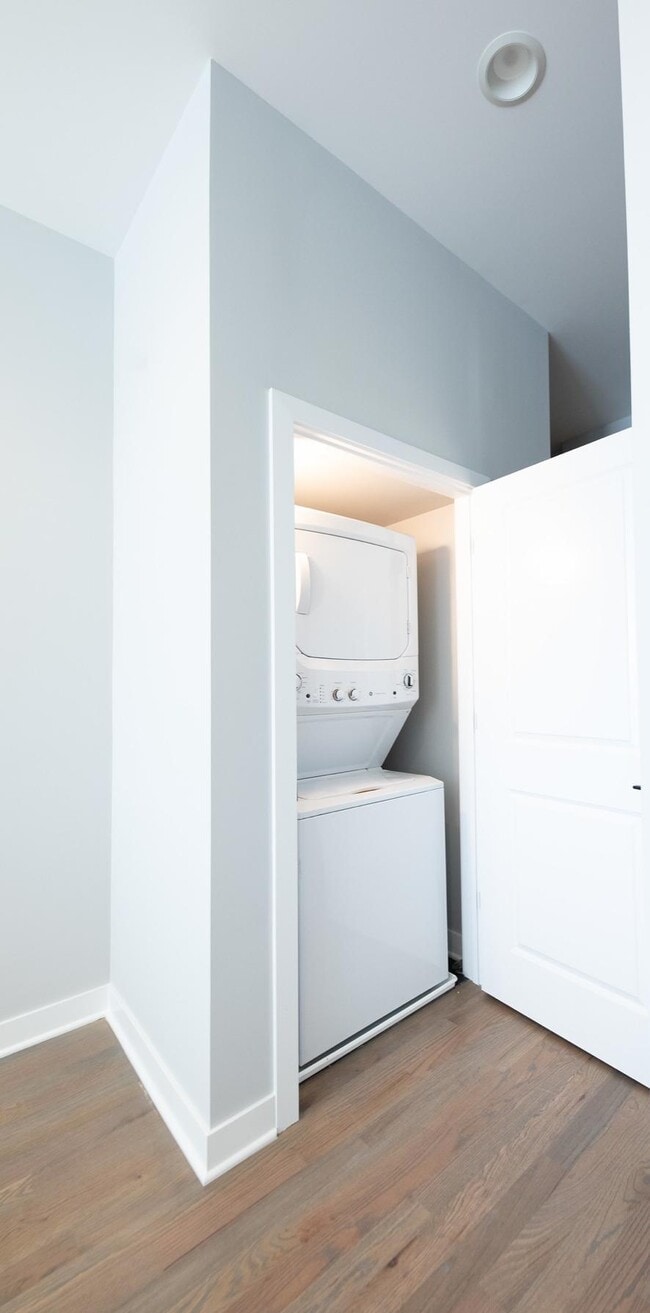 Building Photo - 1637 W Chicago Ave