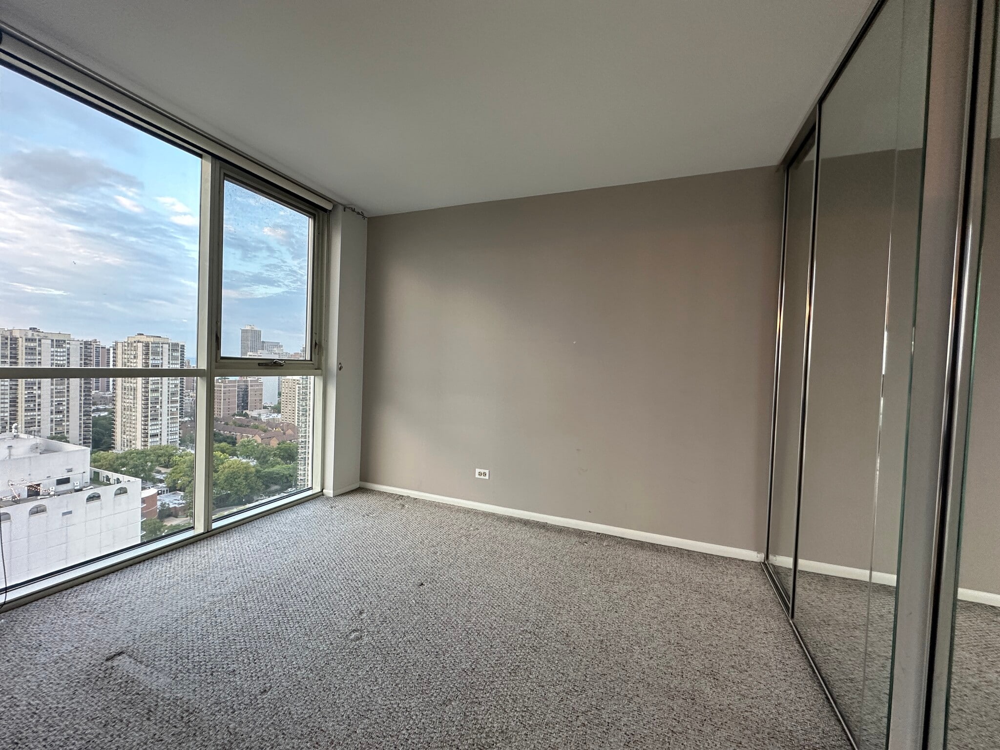 Building Photo - 1212 N La Salle Dr