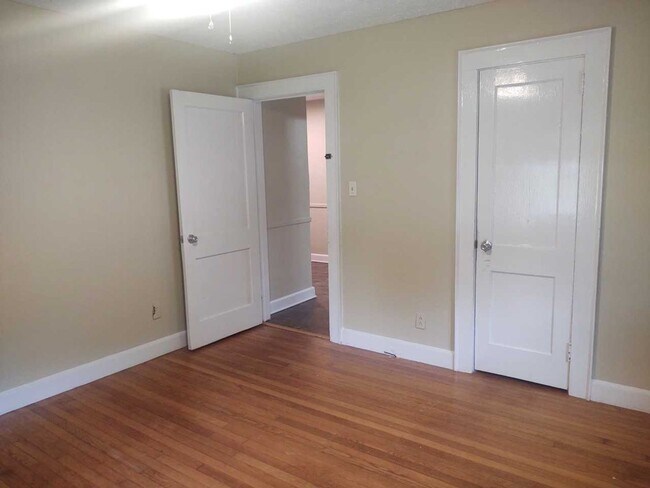 Building Photo - 3 bedroom 2 bath house available now! Pet friendly!