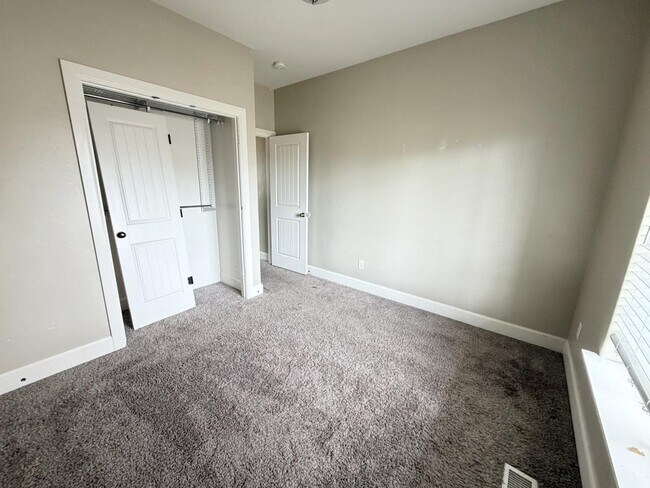 Building Photo - 783 Meadow Side Dr