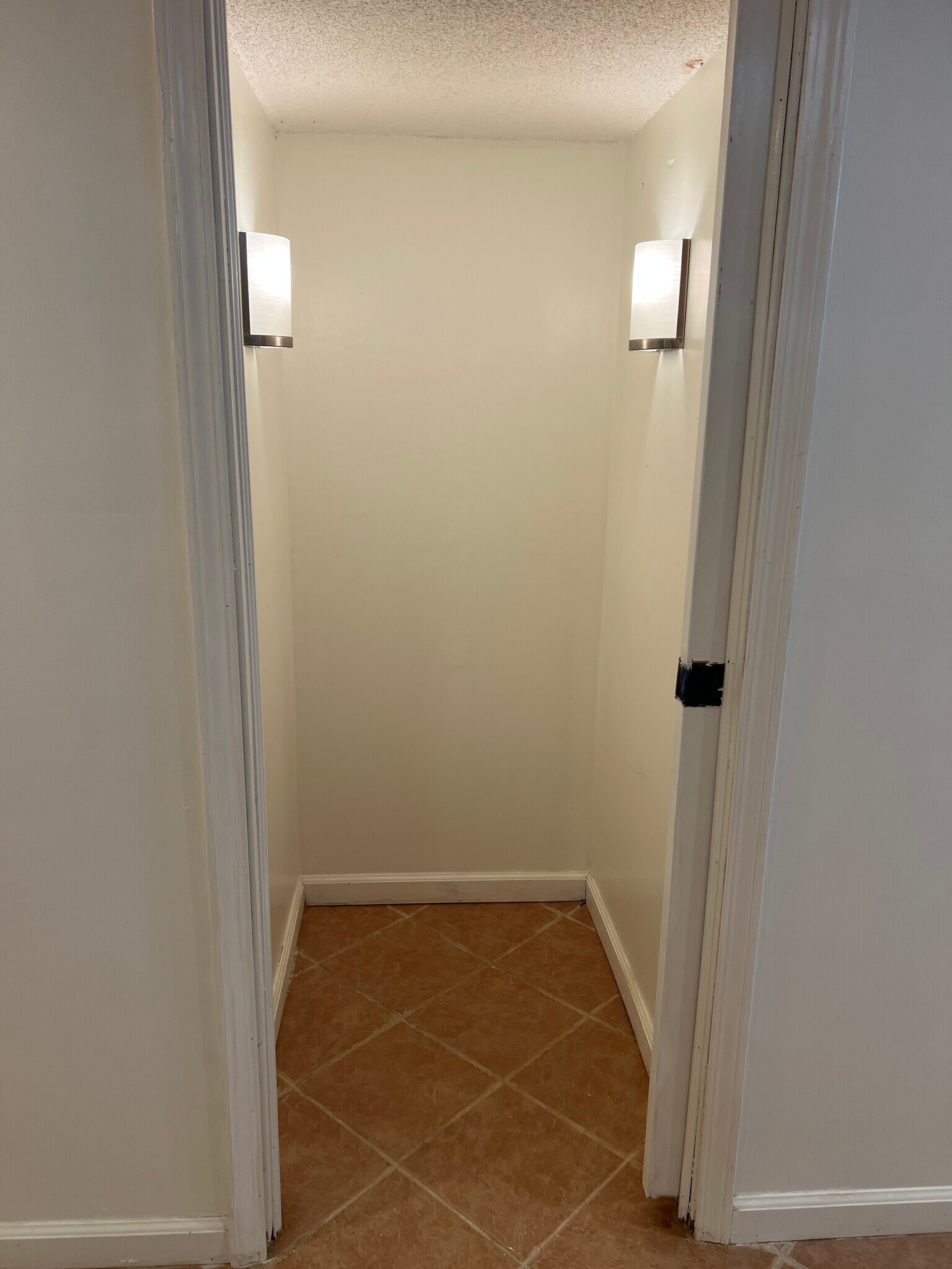 Building Photo - 2210 Shamrock Dr