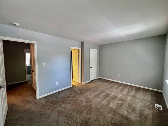 Building Photo - Charming Townhome in the Heart of Virginia Beach