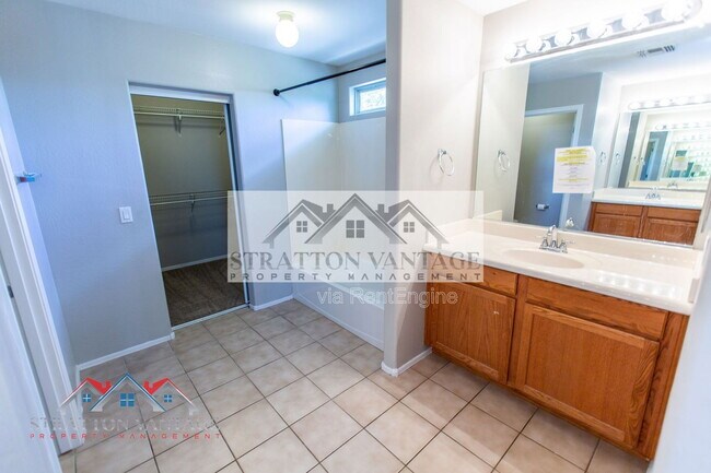 Building Photo - 10013 E Impala Ave