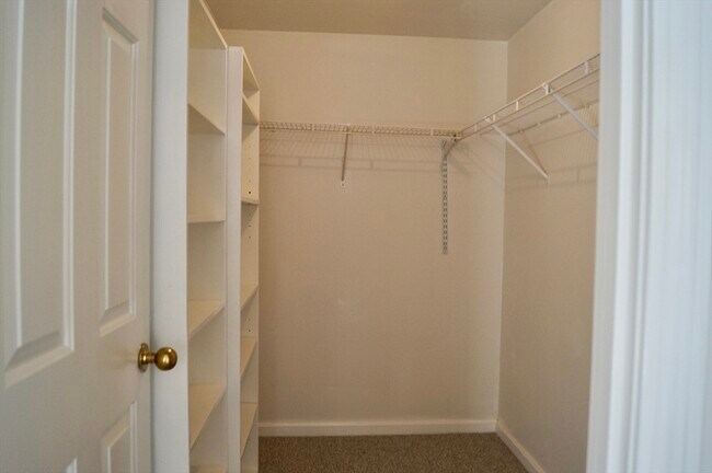 Building Photo - 200 Ledgewood Dr