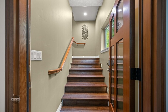 Building Photo - 525 Wolf Dr