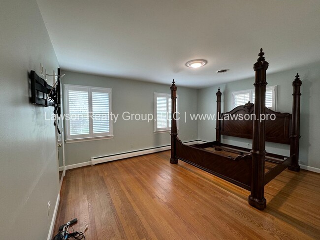 Building Photo - Spacious South Roanoke Home with Lawn Care Included