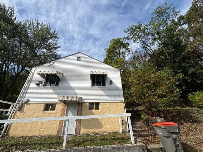 Primary Photo - Beautiful 2 Bedroom 1 Bathroom home in Bea...