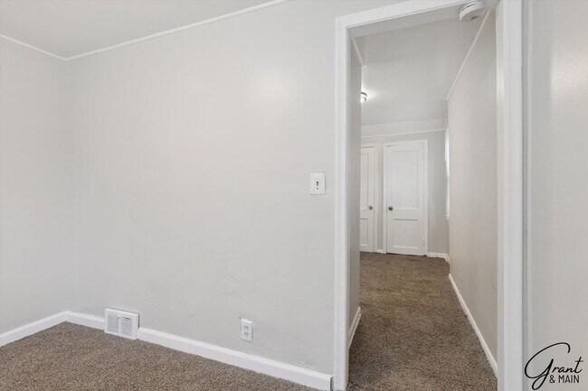 Building Photo - 3 Bed Bungelow $1200.00/mo