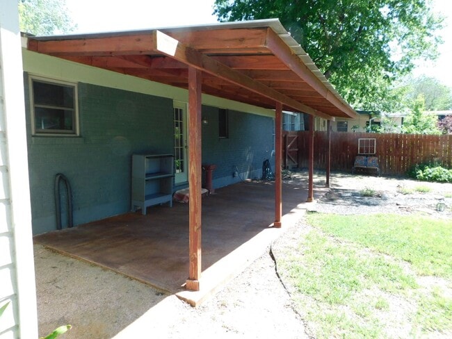 Building Photo - South Austin 2/2 with office