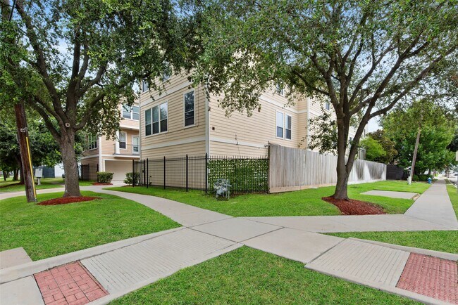 Building Photo - 1211 Ennis St