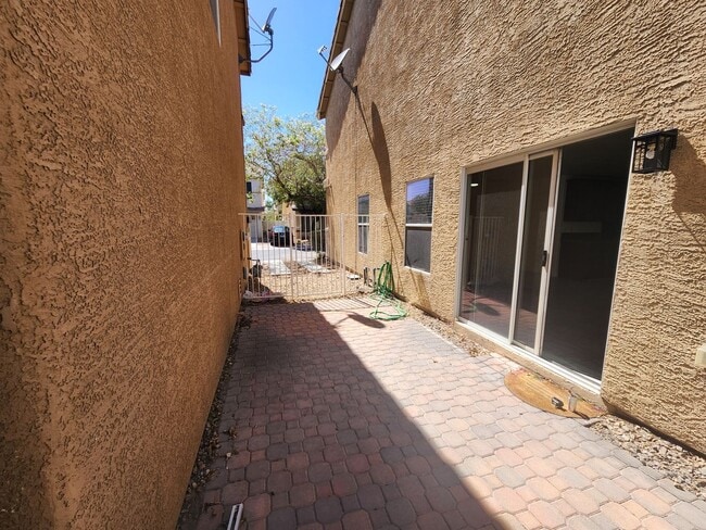 Building Photo - Sleek 2 story home with tile in most living areas and upgraded kitchen.