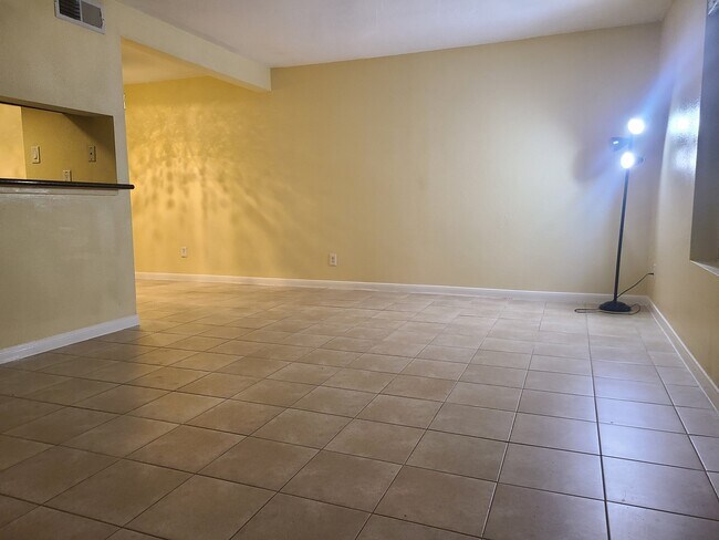 Building Photo - 752 Memorial Mews St