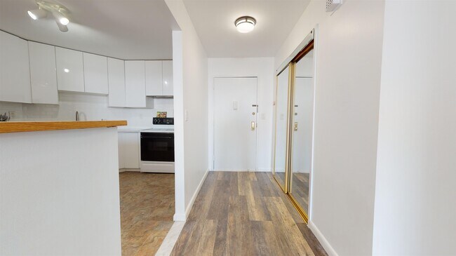 Building Photo - 1202 Harmon Cove Tower