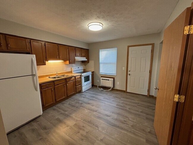 Building Photo - Spacious 2-Bedroom Living in a Quiet Community!