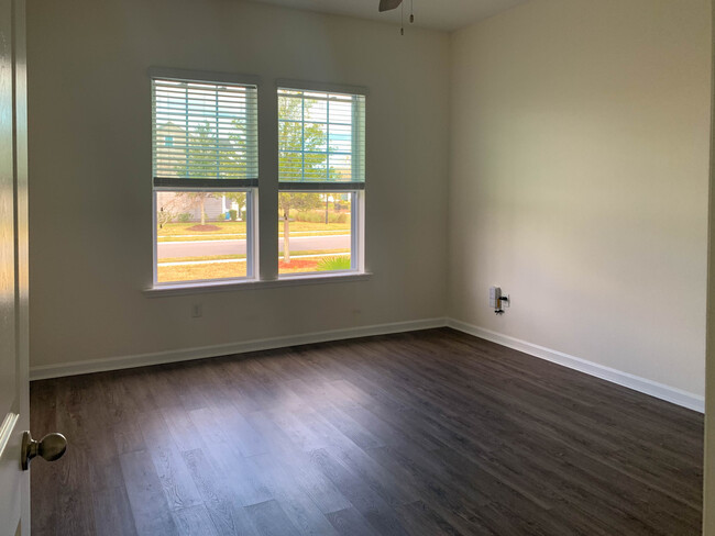 Building Photo - 102 Daniel Park Cir
