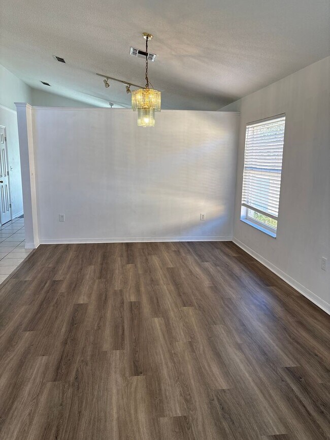 Building Photo - 3 Bedroom Home in Highly Desirable Orlando Neighborhood