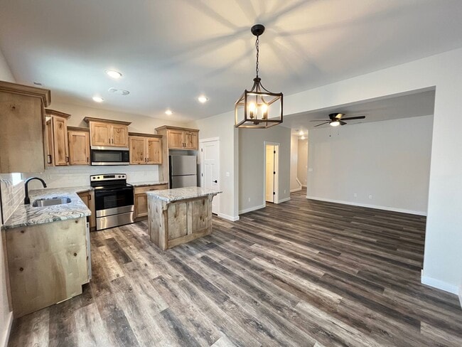 Building Photo - Available Now! Modern 3 Bedroom Townhome on the Westside of Idaho Falls!