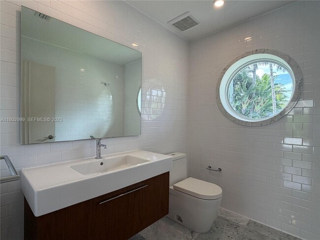 Building Photo - 621 W Dilido Dr