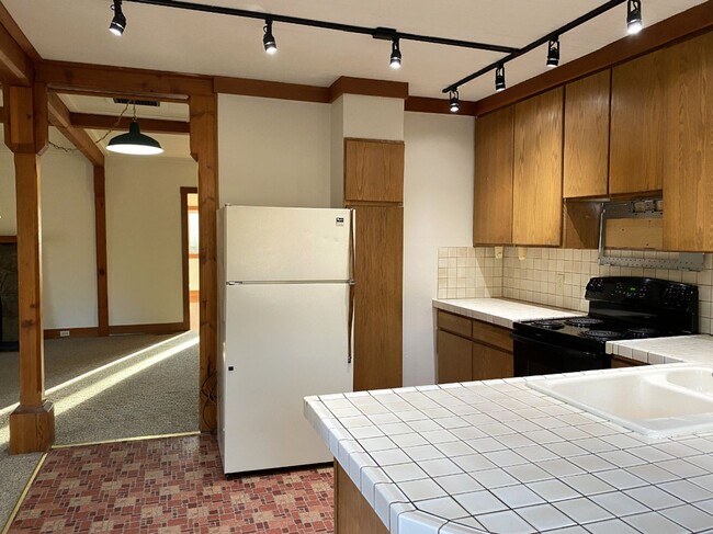 Building Photo - Country Home!