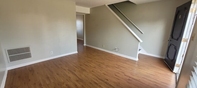 Building Photo - 2BR Duplex