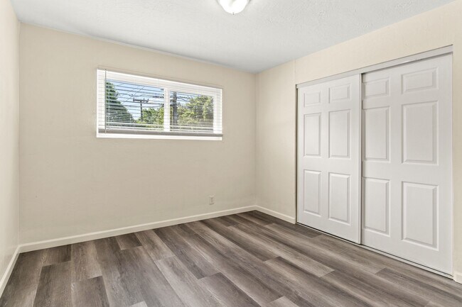 Building Photo - Move-In Ready: Secure 3BR Oakland Apartment with Paid Utilities