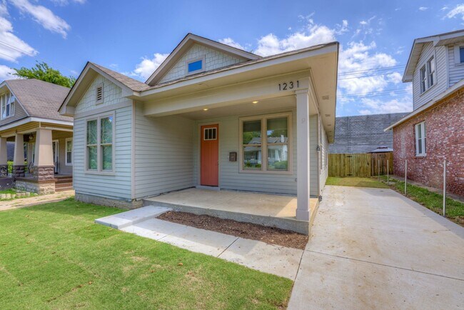 Building Photo - Newer construction home within walking dis...