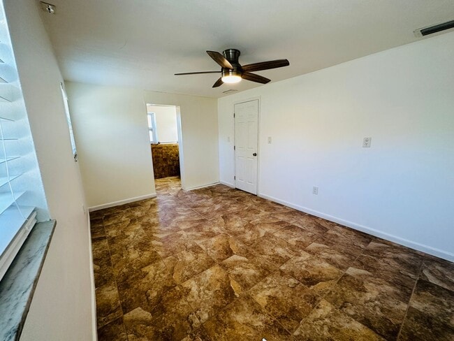Building Photo - 3/2.5/1 Freshly Updated Pinellas Park Home