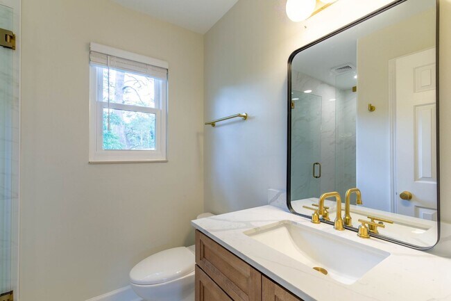 Building Photo - Charming Cul-de-Sac Home with Porch Swing & Wooded Views – 15 Mins from Nashville!