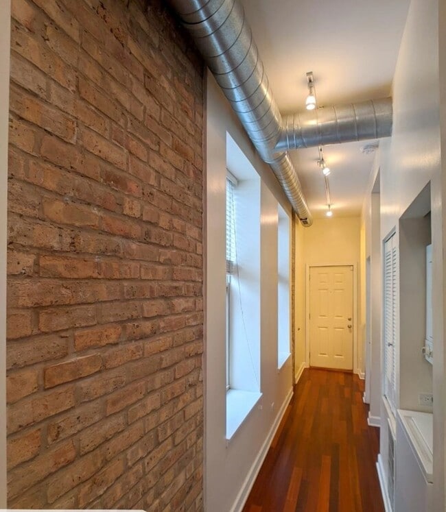 Building Photo - 1222 W Hubbard St