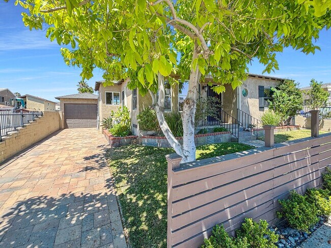 Building Photo - Beautiful 3BD/3BA House in Talmadge w/ ADU...