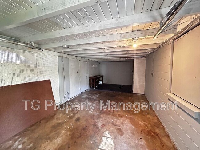 Building Photo - 6422 Solandra Dr