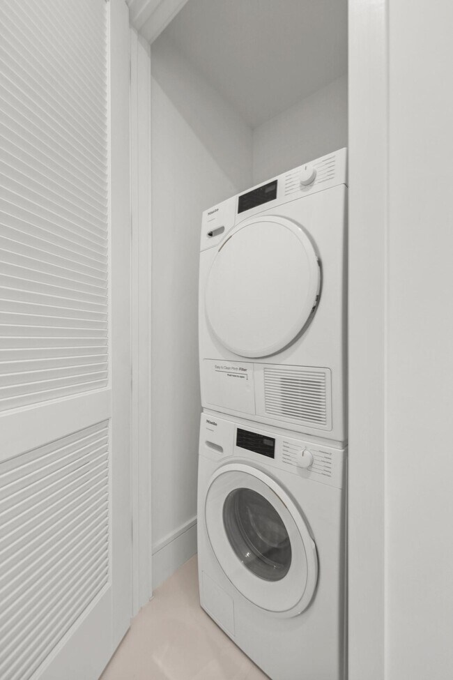 Building Photo - 220 Lake Shore Dr