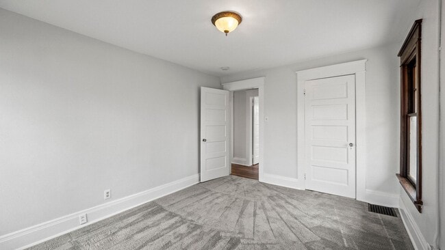 Building Photo - Single-family historic home in West Central with porch and private courtyard.