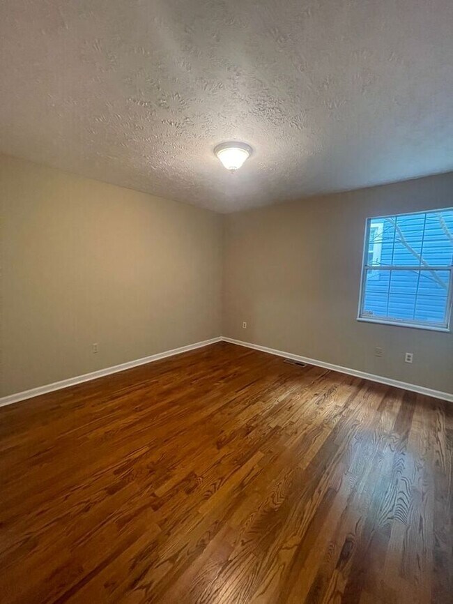 Building Photo - 3 bed, 2 bath, 2 car garage ranch style home with fenced yard.