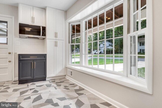 Building Photo - 5019 Fleming Dr