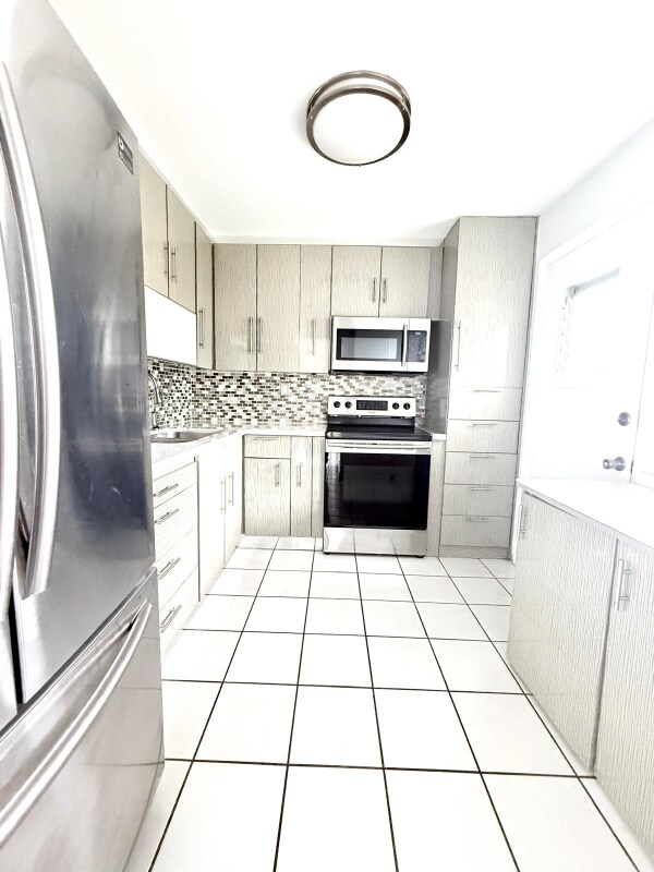 Building Photo - 1601 NE 191st St