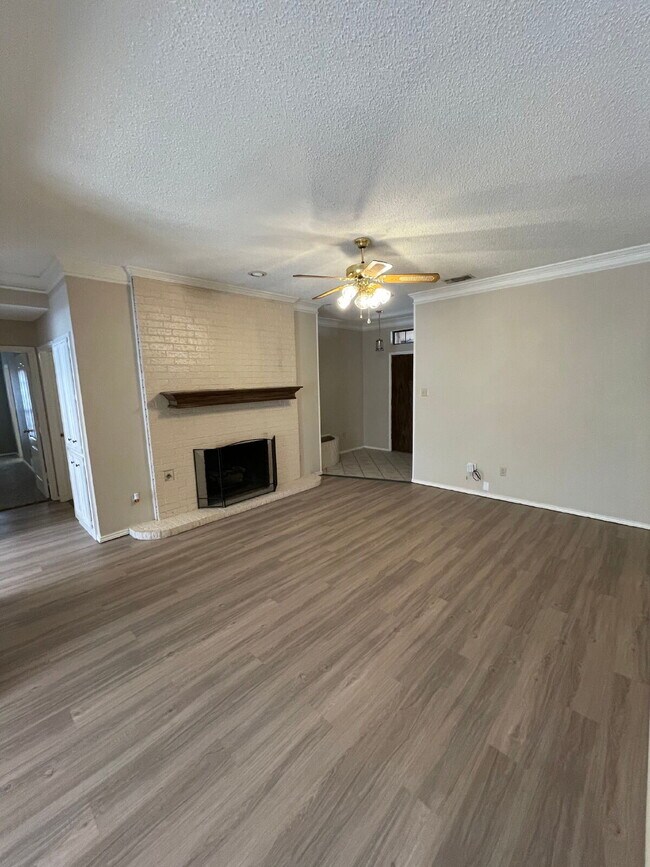 Building Photo - Beautiful 3 bedroom 2 bath Home