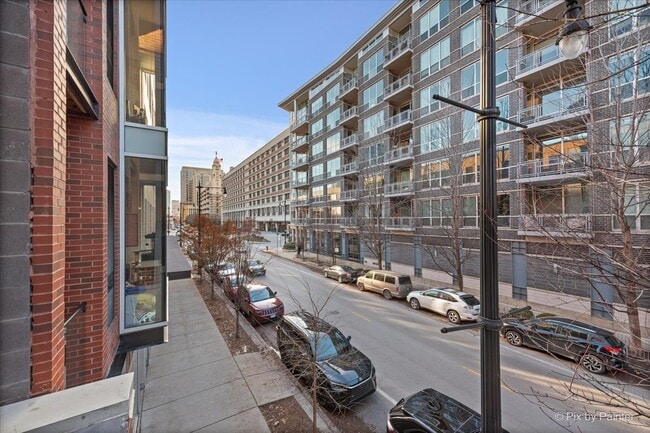 Building Photo - 873 N Larrabee St